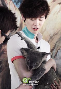 lee jongsuk with koala 5 Korean Male Celebrities Competing In Cuteness With Adorable Pets